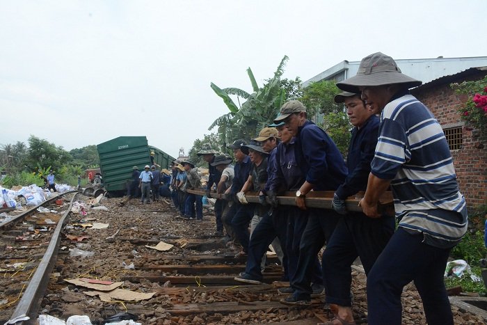 300 công nhân giải cứu hiện trường vụ hai tàu đâm nhau